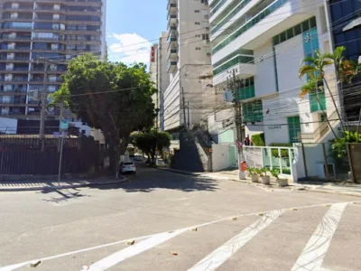 Imagem da Rua Joaquim Távora, em Icaraí, com placas de interdição e cones de segurança posicionados