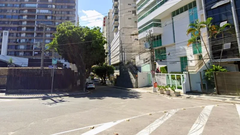Imagem da Rua Joaquim Távora, em Icaraí, com placas de interdição e cones de segurança posicionados