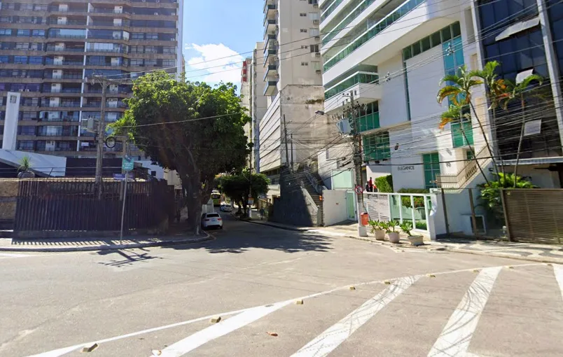 Imagem da Rua Joaquim Távora, em Icaraí, com placas de interdição e cones de segurança posicionados