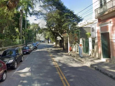 Agente da Nittrans sinaliza interdição noturna na Rua Presidente Domiciano, no bairro do Ingá, em Niterói