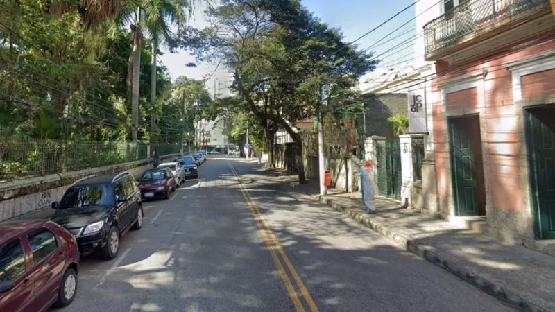 Agente da Nittrans sinaliza interdição noturna na Rua Presidente Domiciano, no bairro do Ingá, em Niterói