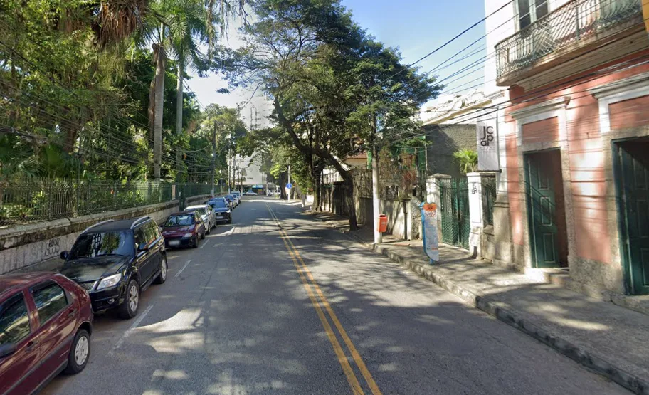 Agente da Nittrans sinaliza interdição noturna na Rua Presidente Domiciano, no bairro do Ingá, em Niterói