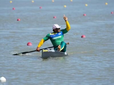 Isaquias Queiroz comemora vitória na Hungria durante prova de C1 500m da Copa do Mundo de Canoagem