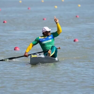 Isaquias Queiroz comemora vitória na Hungria durante prova de C1 500m da Copa do Mundo de Canoagem