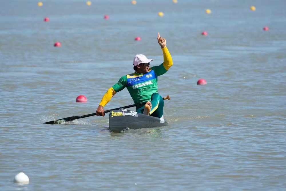 Isaquias Queiroz comemora vitória na Hungria durante prova de C1 500m da Copa do Mundo de Canoagem