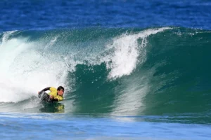 Bodyboarder desafia onda gigante na Praia de Itacoatiara durante o Itacoatiara Pro 2025