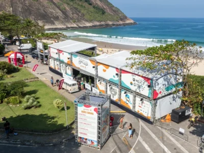 Atletas competem nas ondas da Praia de Itacoatiara durante o Itacoatiara Pro 2025 em Niterói