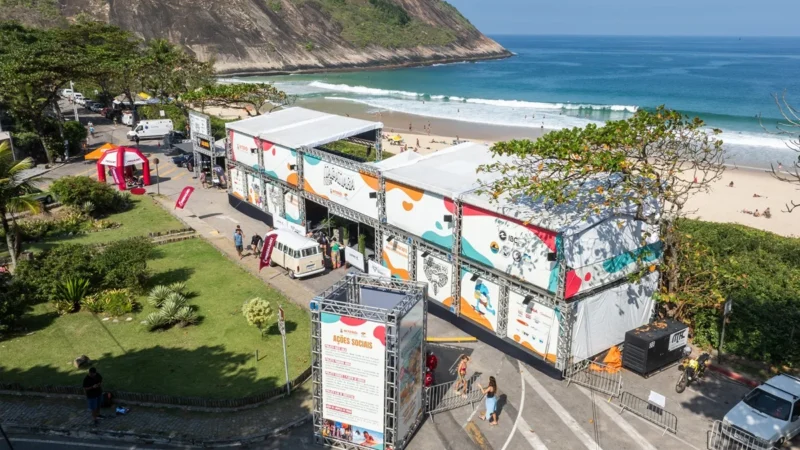 Atletas competem nas ondas da Praia de Itacoatiara durante o Itacoatiara Pro 2025 em Niterói