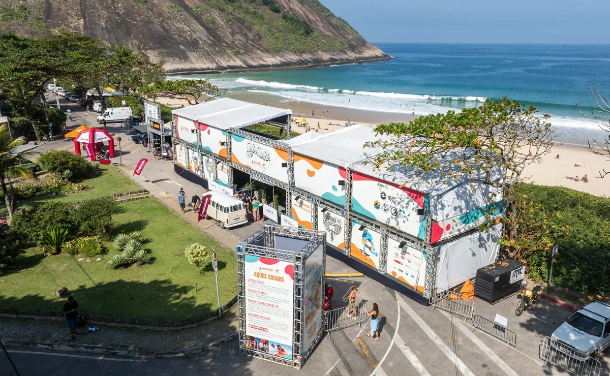 Atletas competem nas ondas da Praia de Itacoatiara durante o Itacoatiara Pro 2025 em Niterói