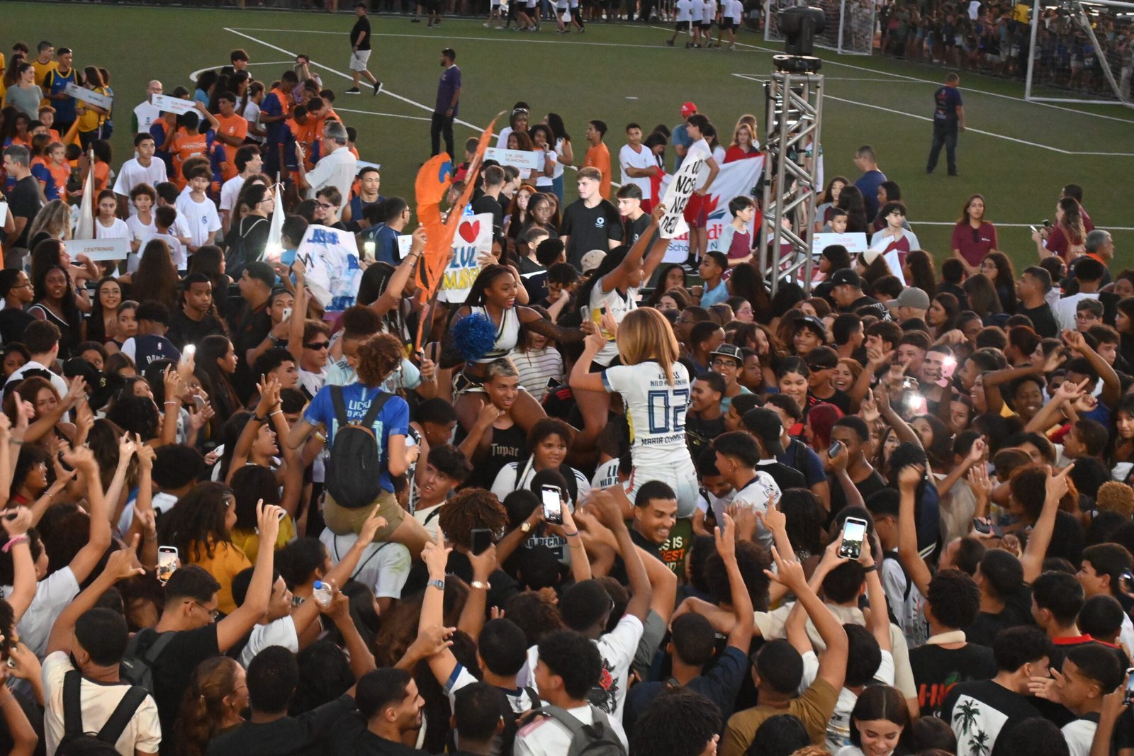 Abertura dos Jogos Escolares de Niterói 2025 com estudantes na Concha Acústica