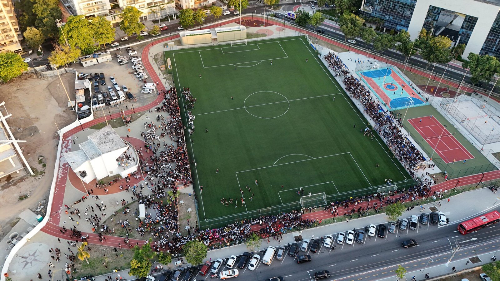 Abertura dos Jogos Escolares de Niterói 2025 com estudantes na Concha Acústica
