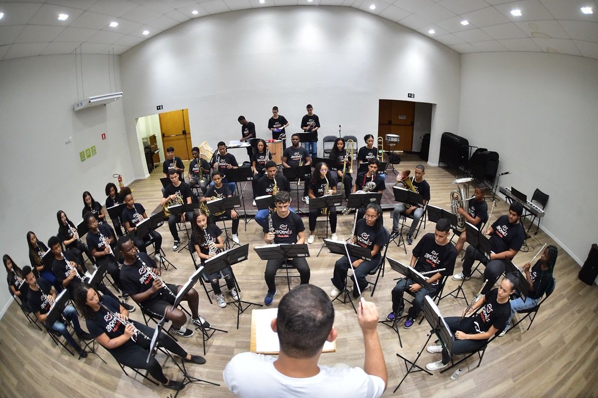 Jovens do Aprendiz Musical tocam sucessos de Rita Lee no palco do Theatro Municipal de Niterói