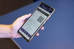 Pessoa acessando o aplicativo do Detran RJ para baixar o CRLV-e 2025
