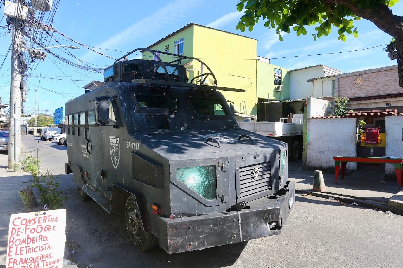 Blindado da CORE durante operação policial na Cidade de Deus