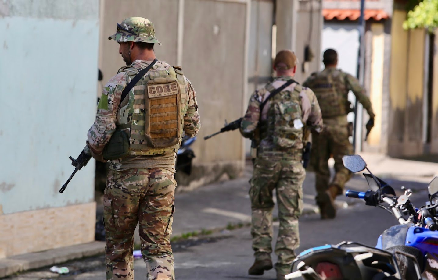 Agentes da CORE em operação contra produção ilegal de gelo no Rio de Janeiro