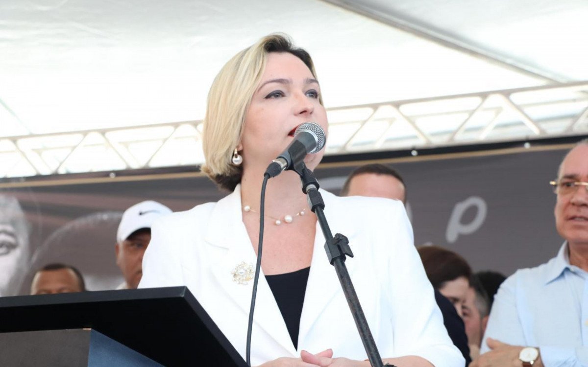 "Ex-prefeita de Araruama, Lívia de Chiquinho, fala à imprensa após pedir exoneração"