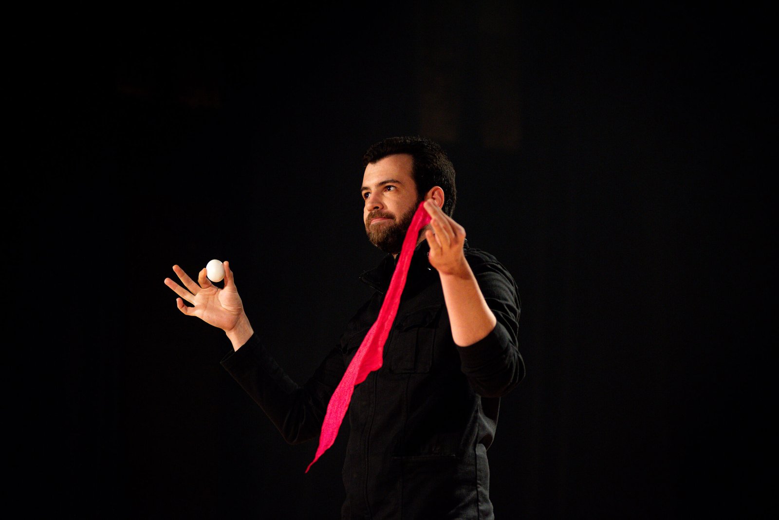 Lucas Toledo se apresenta em Niterói na Sala Nelson Pereira dos Santos com show de ilusionismo Fora Deste Mundo | Luiza Rodrigues/Divulgação