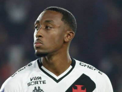 Luiz Gustavo durante treino com o elenco profissional do Vasco