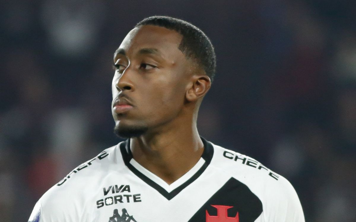 Luiz Gustavo durante treino com o elenco profissional do Vasco