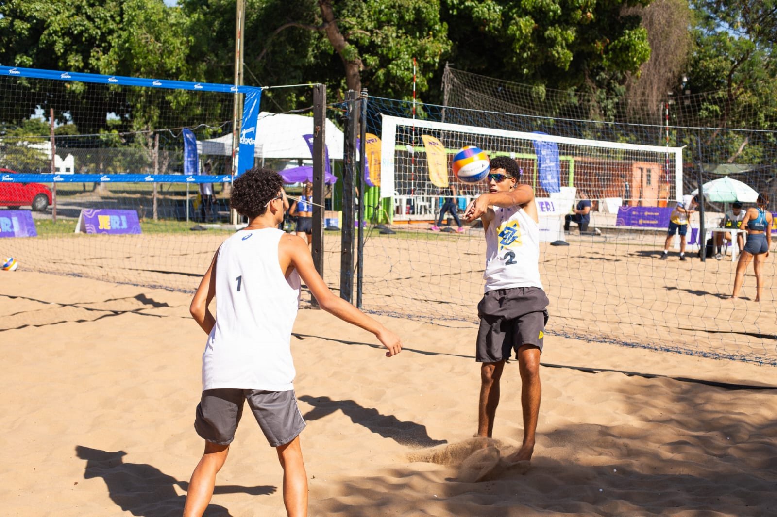 Jovens atletas participam dos Jogos Escolares do Rio de Janeiro 2025 em várias modalidades
