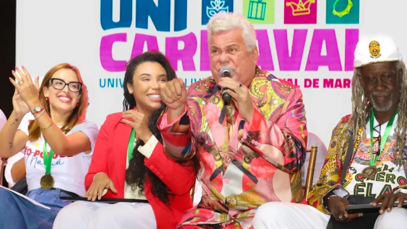 Milton Cunha fala durante inauguração da UniCarnaval em Maricá