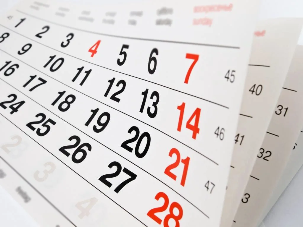 Calendário destacando o dia 26 de maio como feriado em Maricá