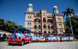 Crianças participando de oficina de pipas no Museu da Vida Fiocruz