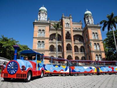 Crianças participando de oficina de pipas no Museu da Vida Fiocruz