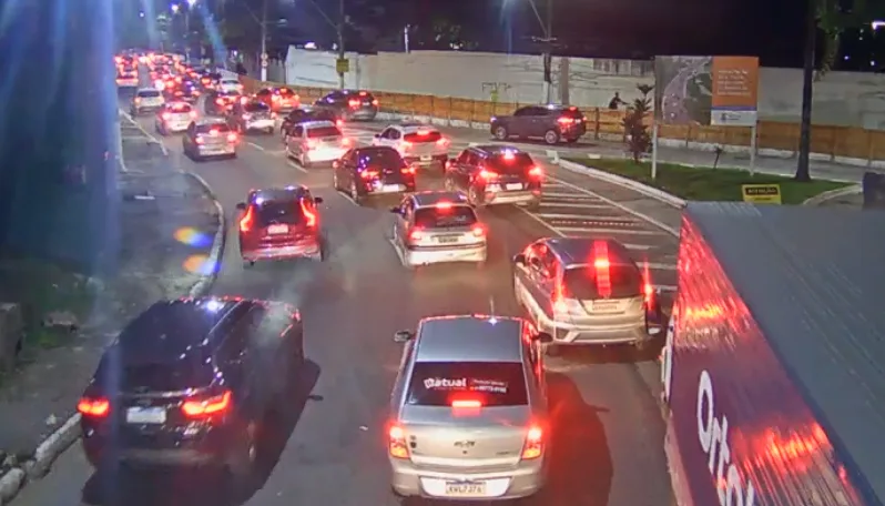 Carro GNV vaza gás, pega fogo, mobiliza equipe especializada dos Bombeiros e dá nó no trânsito da Zona Sul de Niterói | Reprodução/NitTrans