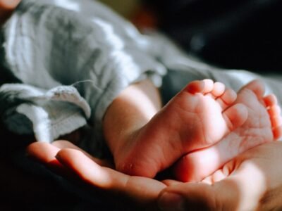 Vereador Pipico aprova lei do luto materno e parental na Câmara de Niterói