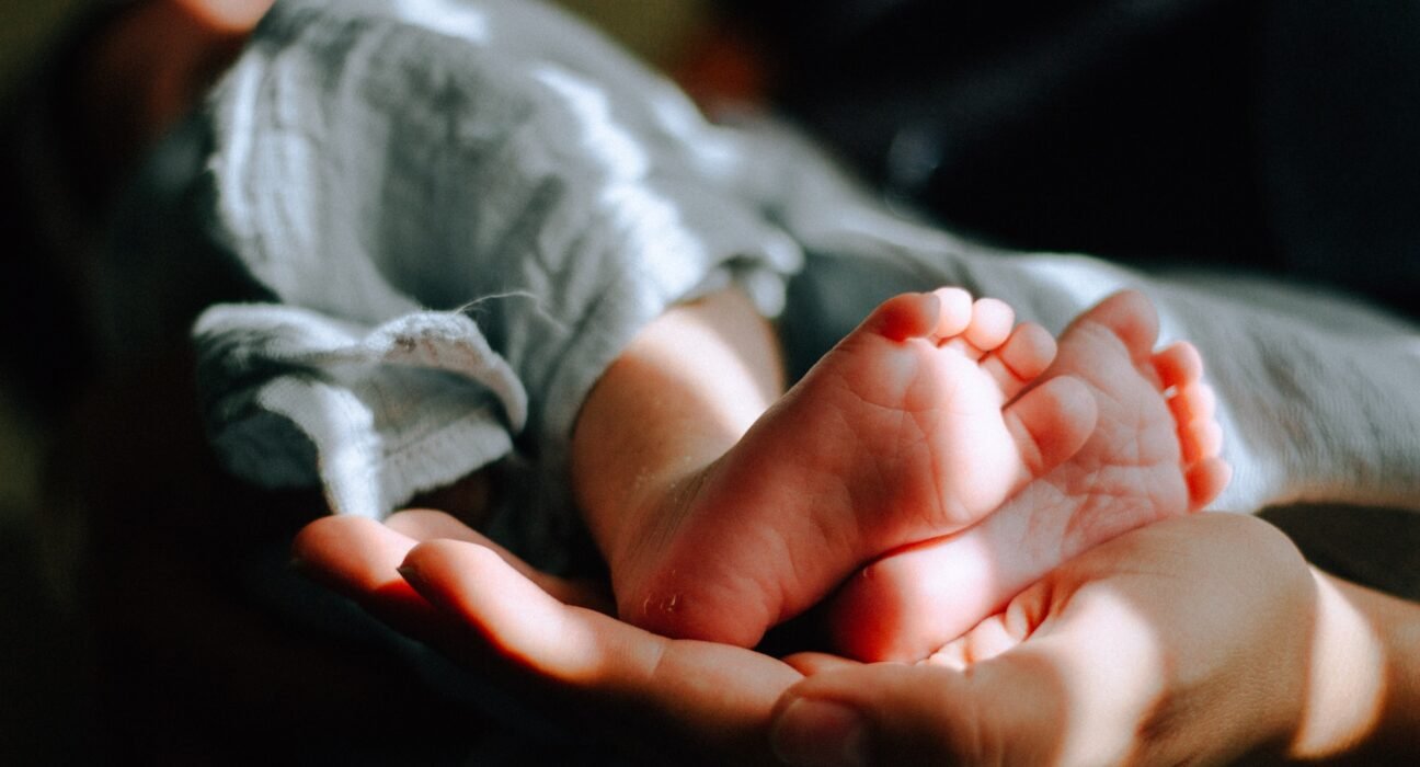 Vereador Pipico aprova lei do luto materno e parental na Câmara de Niterói