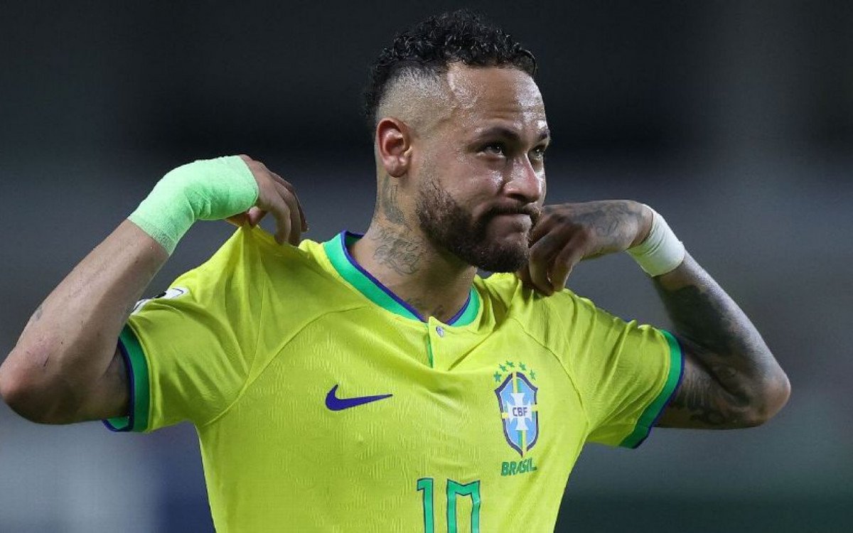 Neymar usa notebook para anunciar o leilão do Instituto NJR