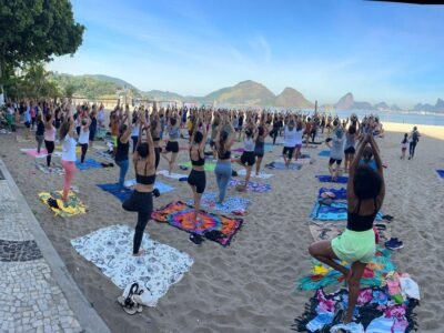 Grupo de moradores pratica yoga na areia da Praia de Icaraí durante lançamento do projeto Niterói em Equilíbrio