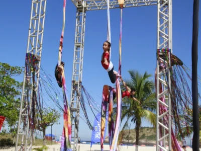 Acrobacias aéreas do grupo Pendurados Circo na Praia de Icaraí durante o Niterói em Cores