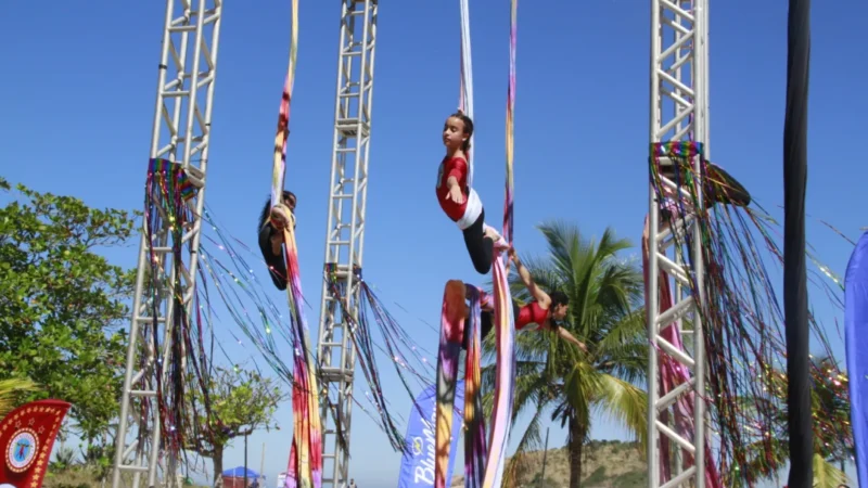 Acrobacias aéreas do grupo Pendurados Circo na Praia de Icaraí durante o Niterói em Cores