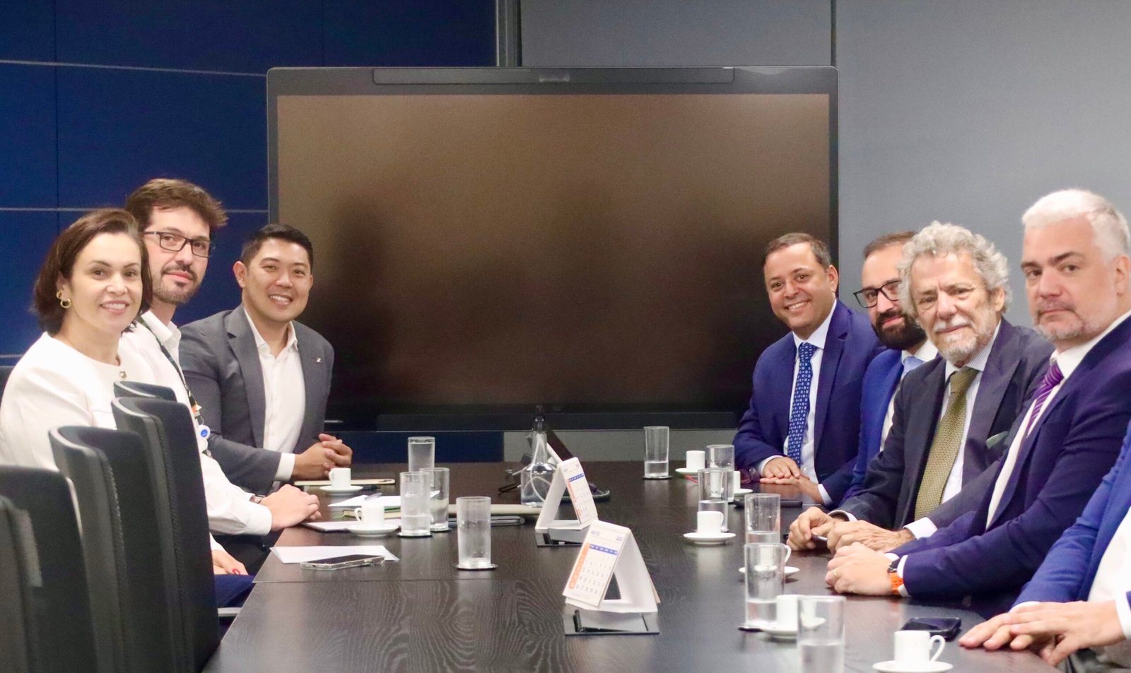 Imagem do prefeito Rodrigo Neves durante reunião com a Caixa em Brasília para quitação de dívida
