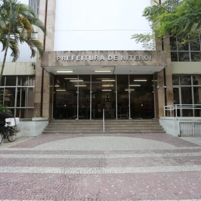 Prefeito Rodrigo Neves durante anúncio da antecipação do 13º salário aos servidores municipais