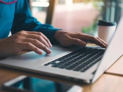 Pessoa estudando com notebook, representando o ensino a distância impactado por novas regras do MEC