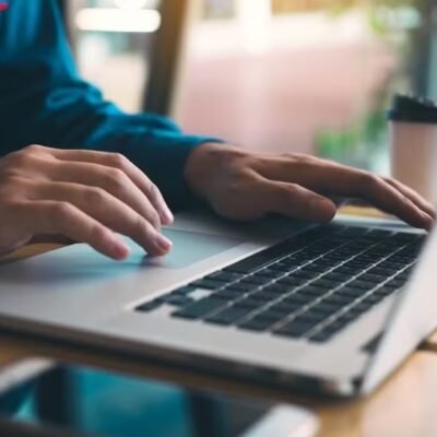 Pessoa estudando com notebook, representando o ensino a distância impactado por novas regras do MEC