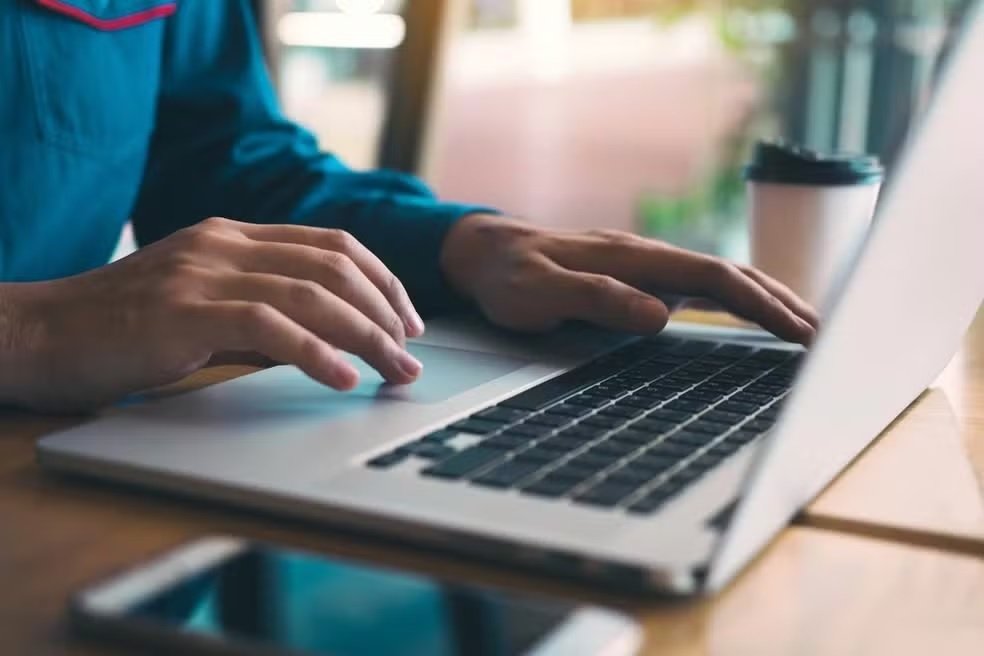 Pessoa estudando com notebook, representando o ensino a distância impactado por novas regras do MEC
