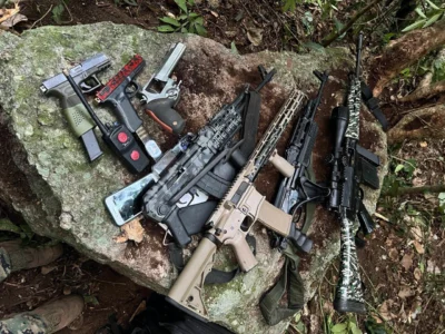 Megaoperação dos estados do Rio de Janeiro e Ceará contra o tráfico de armas  apreende fuzis, pistolas e equipamentos de comunicação usados por facção interestadual | Divulgação
