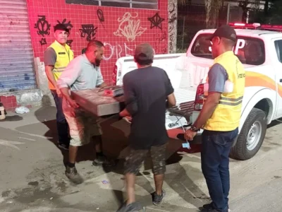 Caminhão de ferro-velho flagrado atuando sem licença em Niterói durante fiscalização noturna
