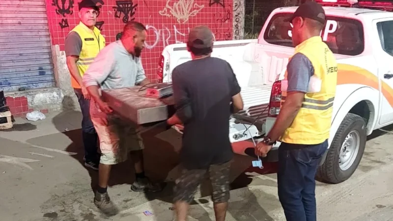 Caminhão de ferro-velho flagrado atuando sem licença em Niterói durante fiscalização noturna