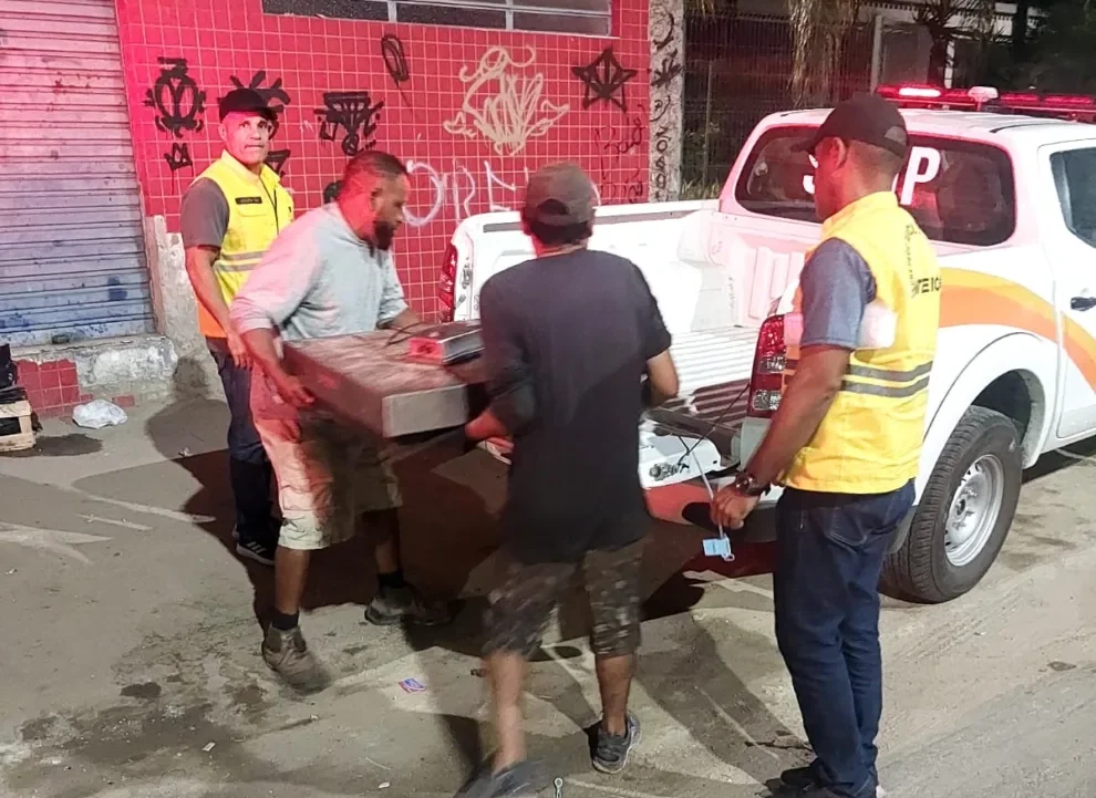 Caminhão de ferro-velho flagrado atuando sem licença em Niterói durante fiscalização noturna
