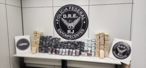 Imagem mostra caminhão interceptado na Rodovia Presidente Dutra durante apreensão de 270 kg de cocaína pela PF