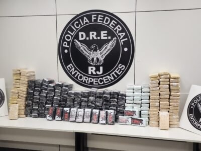 Imagem mostra caminhão interceptado na Rodovia Presidente Dutra durante apreensão de 270 kg de cocaína pela PF