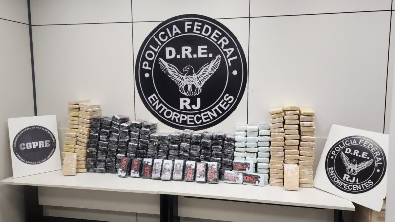 Imagem mostra caminhão interceptado na Rodovia Presidente Dutra durante apreensão de 270 kg de cocaína pela PF