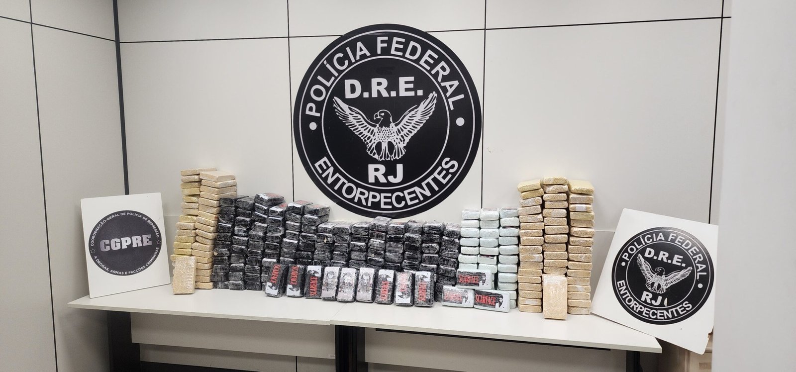 Imagem mostra caminhão interceptado na Rodovia Presidente Dutra durante apreensão de 270 kg de cocaína pela PF