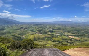 PM e instrutor mortos em queda de parapente no Pico da Coragem, em Japeri