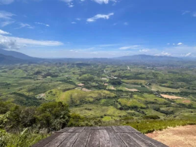 PM e instrutor mortos em queda de parapente no Pico da Coragem, em Japeri